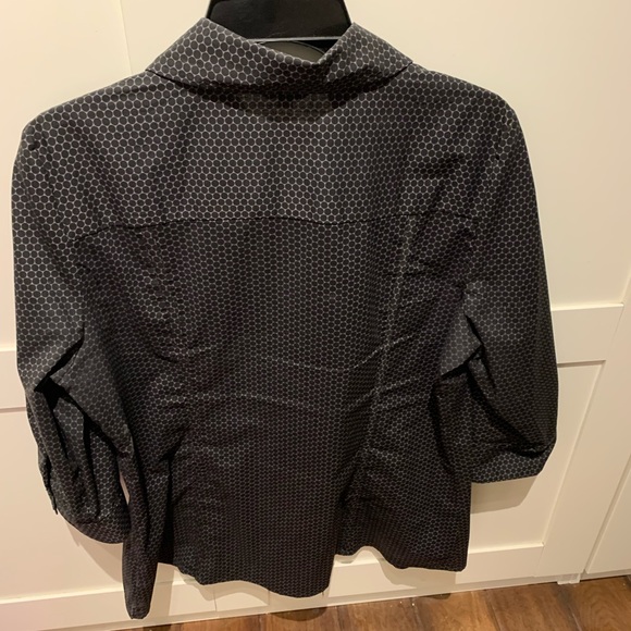 Women’s Size 13 Blouse fit me as both a size 12 & 14 - Picture 4 of 4